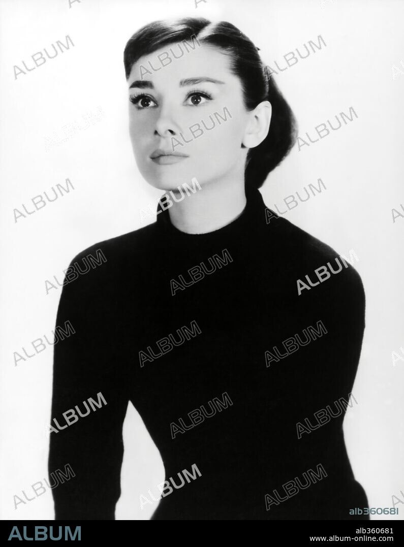 AUDREY HEPBURN en UNA CARA CON ÁNGEL, 1957 (FUNNY FACE), dirigida por STANLEY DONEN. Copyright PARAMOUNT PICTURES.