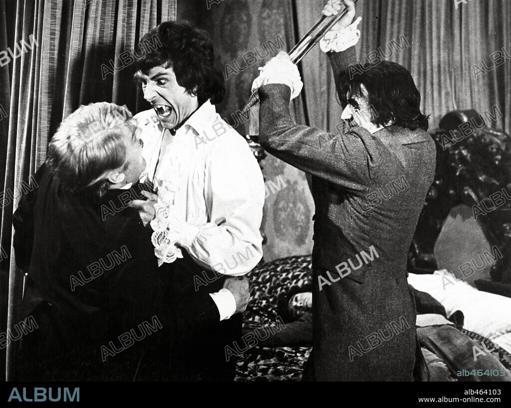 ROBERT TAYMAN und THORLEY WALTERS in VAMPIRE CIRCUS, 1972, unter der Regie von ROBERT YOUNG (DIRECTOR). Copyright HAMMER.