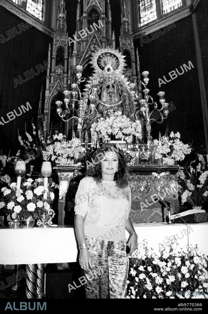8 septiembre 1989. Rocío   rocío jurado ante la Virgen de regla en Chipiona.