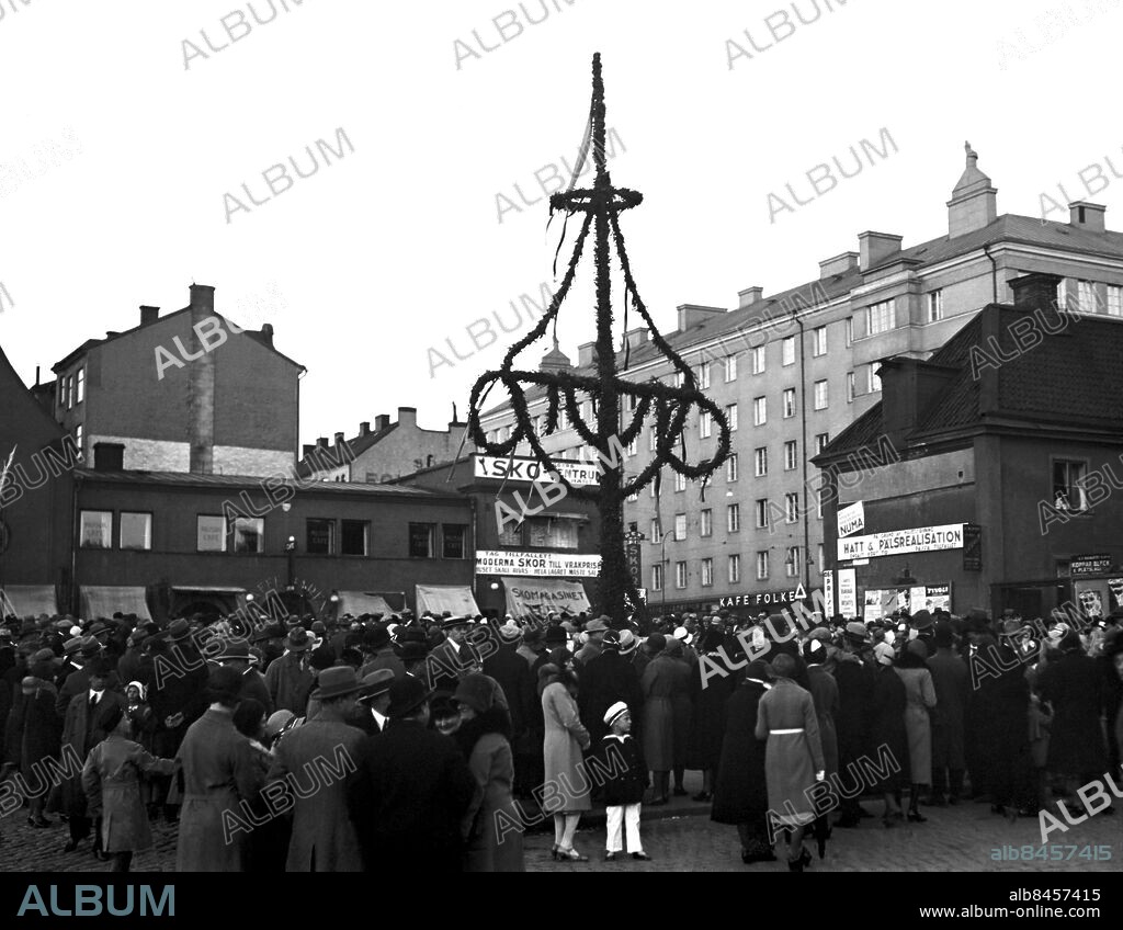 ARKIV 1931 . Midsommarfirande på Norra Bantorget.. Celebration of midsummer at Norra Bantorget in Stockholm.. Foto: TT / Kod 1900.