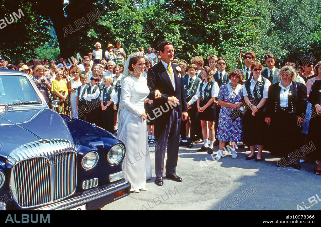 Alexander Prince of Sayn Wittgenstein Sayn leading his daughter Princess Alexandra zu Sayn Wittgenstein Sayn to the wedding with Prince Carl Eugen zu Oettingen and Wallerstein at Bendorf, Germany 1994.