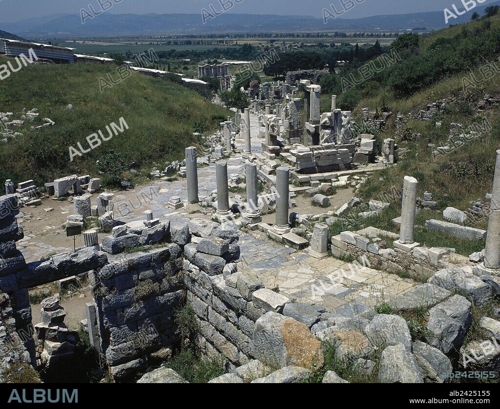 ARTE GRIEGO. ASIA MENOR. EFESO. Antigua ciudad situada al fondo de una bahia que fué el centro más importante de toda Anatolia. Vista de la VIA DE LOS CURETOS, calle principal entre la Biblioteca de Celso y la Plaza de Domiciano. Ambos lados de la vía estaban adornados por las estatuas de los notables de la ciudad, de las que quedan algunos restos. TURQUIA.
