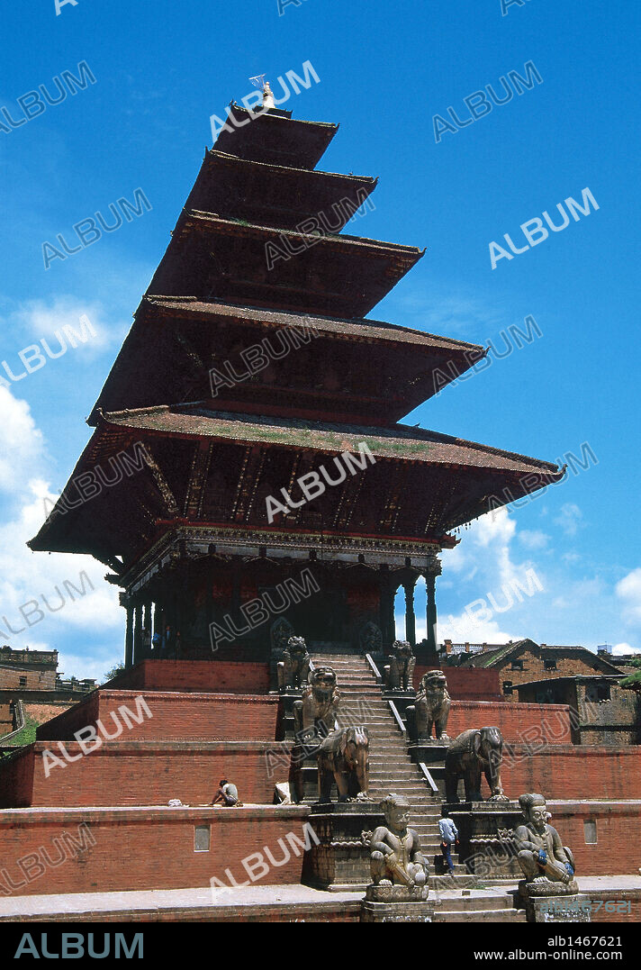 NEPAL. BHAKTAPUR (BHADGAON). Templo de Nyatapola, el más alto del país, con más de 30 m. Está dedicado a Siddhi Lakshmi, una misteriosa diosa tántrica.