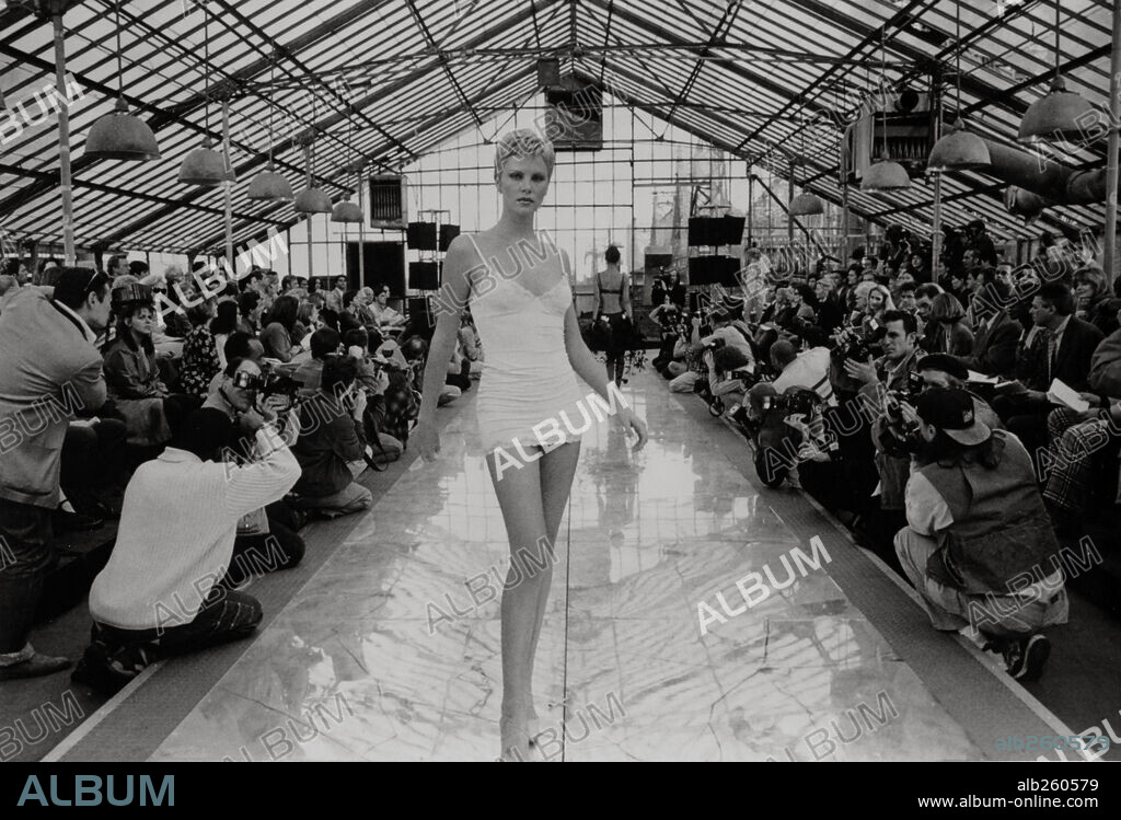 CHARLIZE THERON en CELEBRITY, 1998, dirigida por WOODY ALLEN. Copyright SWEETLAND FILMS.