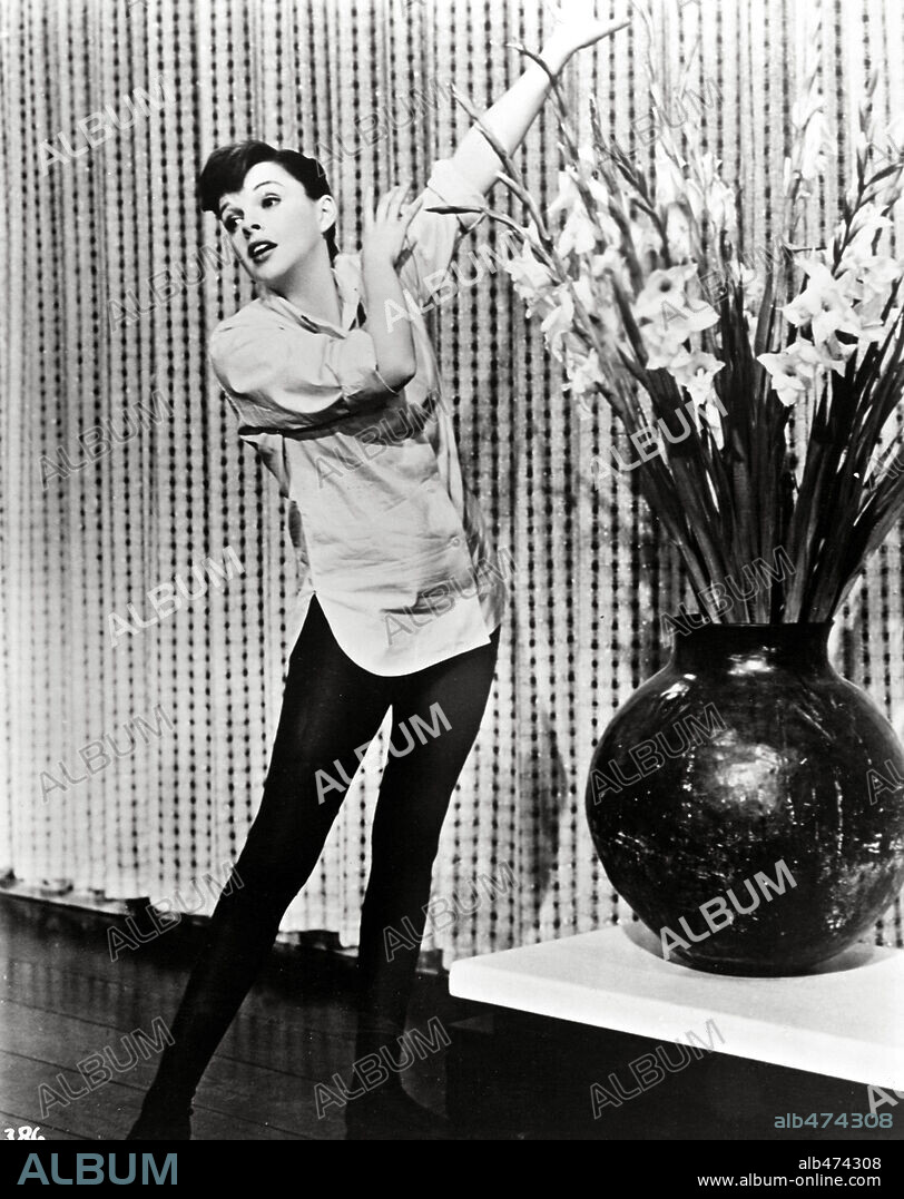 JUDY GARLAND dans UNE ÉTOILE EST NÉE, 1954 (A STAR IS BORN), réalisé par GEORGE CUKOR. Copyright WARNER BROTHERS.
