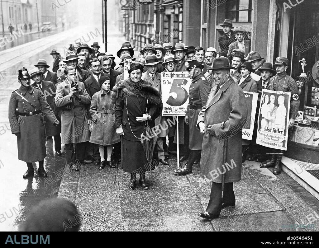 TYSKLAND BERLIN 1932-11-06. Orig. bildtext... AUSSENMINISTER BARON VON NEURATH WÄHLT Berlin. - Am 6. November 1932 wählte auch der deutsche Reichsaussenminister Baron von Neurath. Bild zeigt: Neurath und Frau beim Verlassen ihres Wahllokals. Foto: New York Times / AB Text & Bilder / SVT / Kod: 5600 Mapp: Tyskland Riksdagsval 1932-11-06 4948 K von Neurath, 1873-1956, tysk diplomat och politiker, utrikesminister 1932-1938. Valkampanjer Affischer Pälsboa Åskådare persons: KONSTANTIN VON NEURATH;MARIE AUGUSTE VON NEURATH sites: TYSKLAND;BERLIN.
