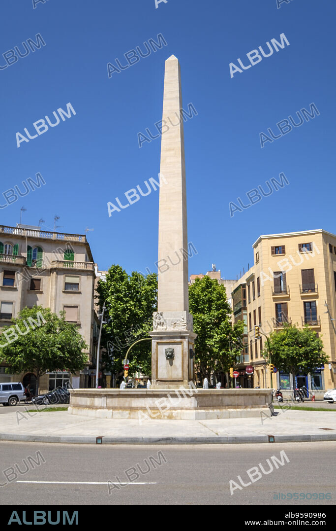 plaza del Cardenal Reig y fuente del Obelisco, Palma, Mallorca, balearic islands, Spain.