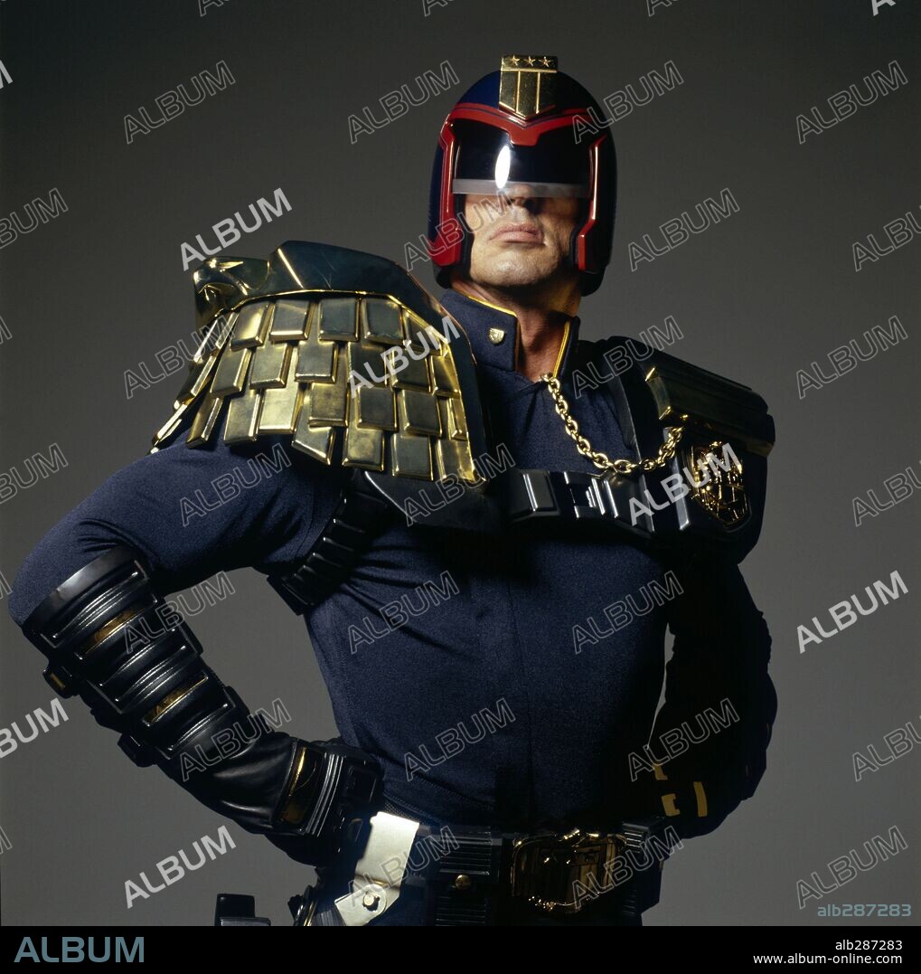 SYLVESTER STALLONE en JUEZ DREDD, 1995 (JUDGE DREDD), dirigida por DANNY CANNON.