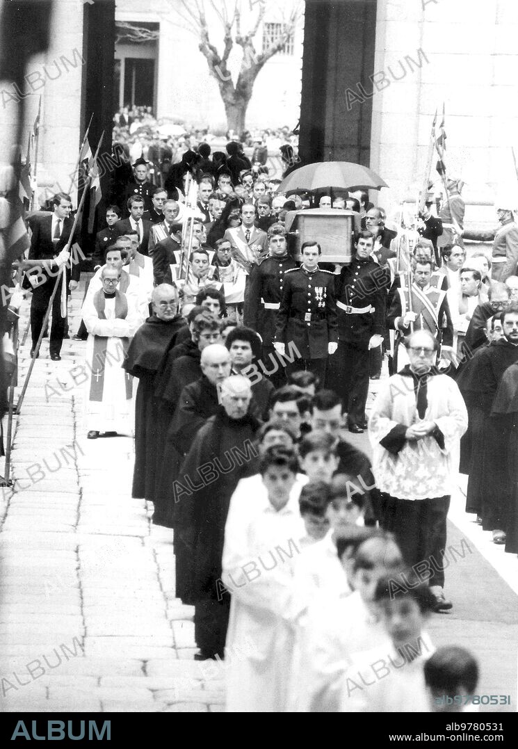 24 abril 1985. Los Reyes en el monasterio de el escorial para presidir el funeral por la Reina victoria Eugenia.