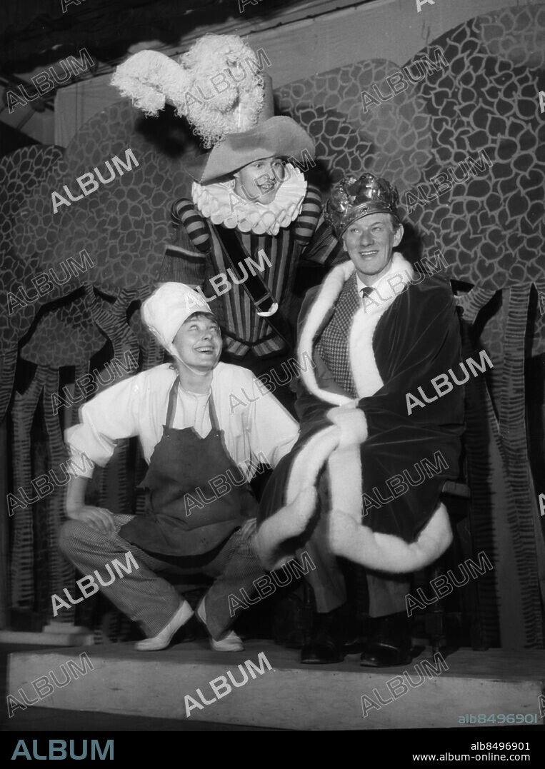 ARKIV STOCKHOLM 19601013.. Astrid Lindgren-pjäs repeteras i Björkhagsskolan.. Fr.v. Vicke Vire kökspojke spelad av Annie Jenhoff, Greve Gyllenbybbla spelad av Sven Wollter och Kungen spelad av Berndt Westerberg.. Foto: Jan Ehnemark / SvD / SCANPIX / Kod: 11014.