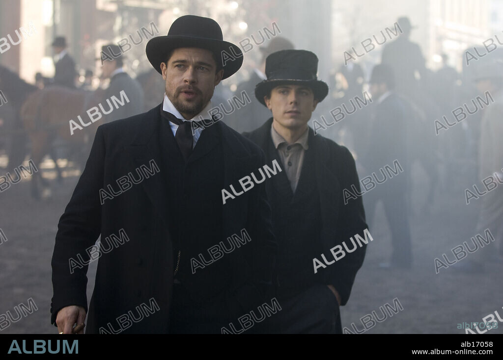 BRAD PITT and CASEY AFFLECK in THE ASSASSINATION OF JESSE JAMES BY THE COWARD ROBERT FORD, 2007, directed by ANDREW DOMINIK. Copyright WARNER BROS. / FRENCH, KIMBERLY.