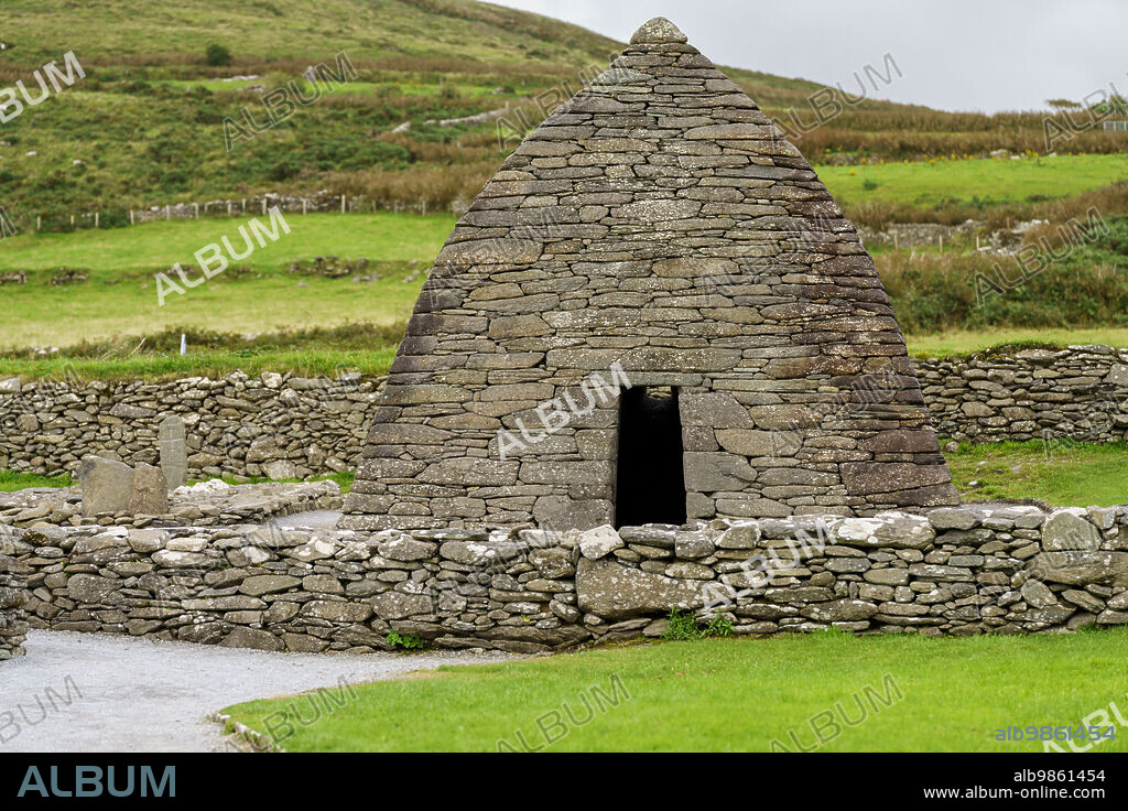 Gallarus Oratory, (Séipéilín Ghallarais), early Christian church, Dingle Peninsula, County Kerry, Ireland, United Kingdom.
