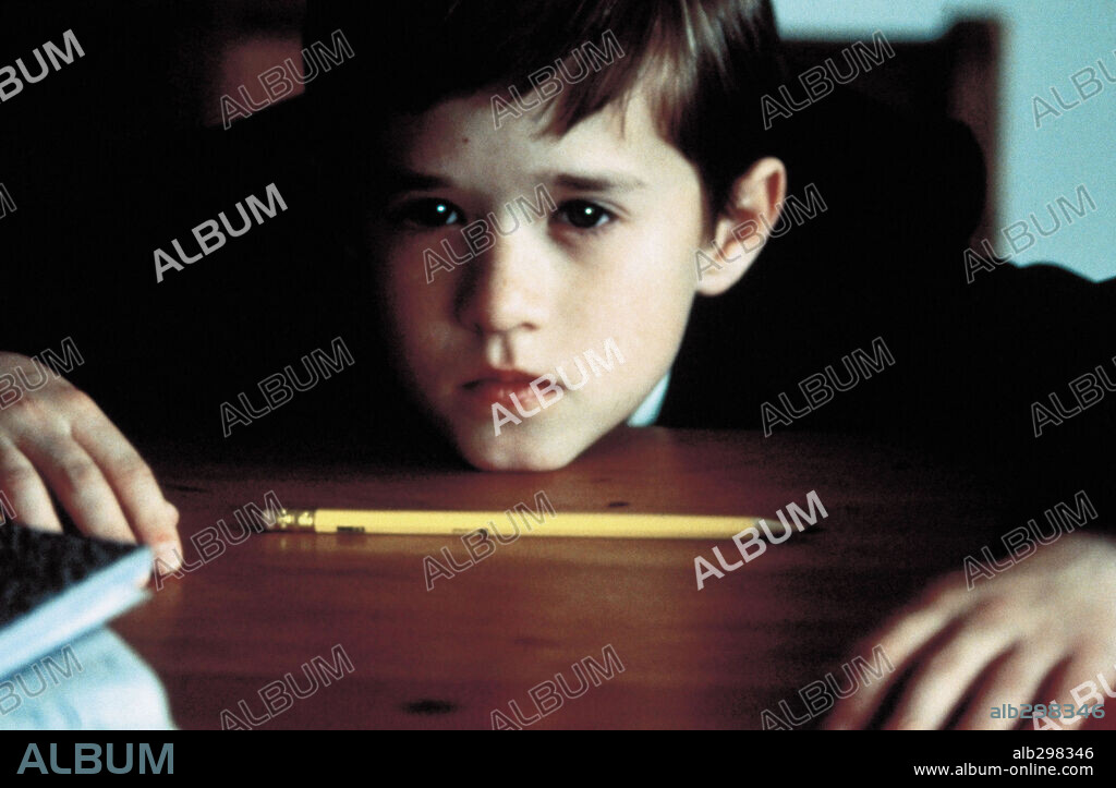 HALEY JOEL OSMENT in THE SIXTH SENSE, 1999, unter der Regie von M. NIGHT SHYAMALAN. Copyright BUENA VISTA INTERNATIONAL AND SPYGLASS ENTERTAINMENT GROUP,.