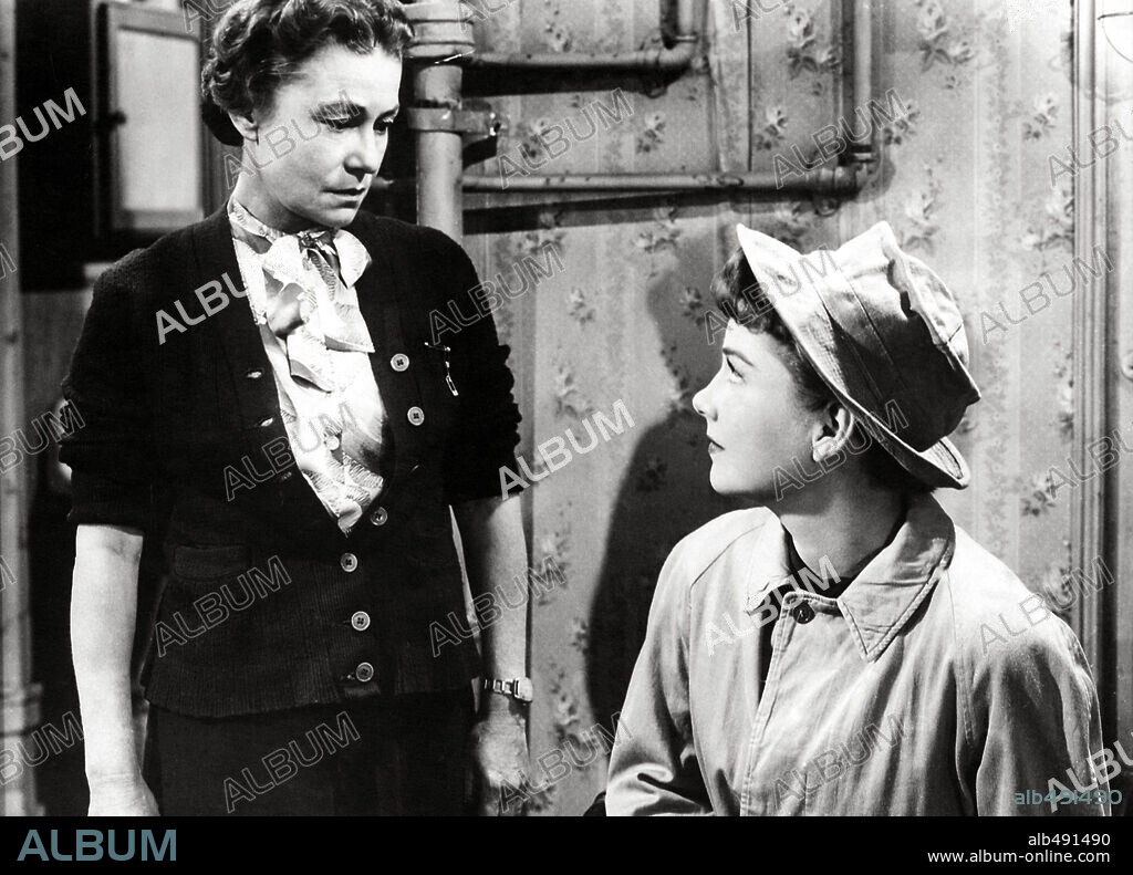ANNE BAXTER and THELMA RITTER in ALL ABOUT EVE, 1950, directed by JOSEPH L. MANKIEWICZ. Copyright 20TH CENTURY FOX.