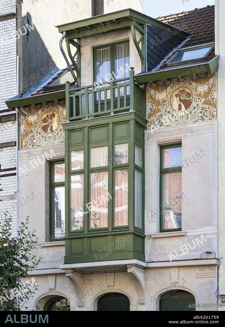 76 Av. Sleeckx. J. van der Berghe: 1910; sgrafitto- Henri Privat-Livemont.