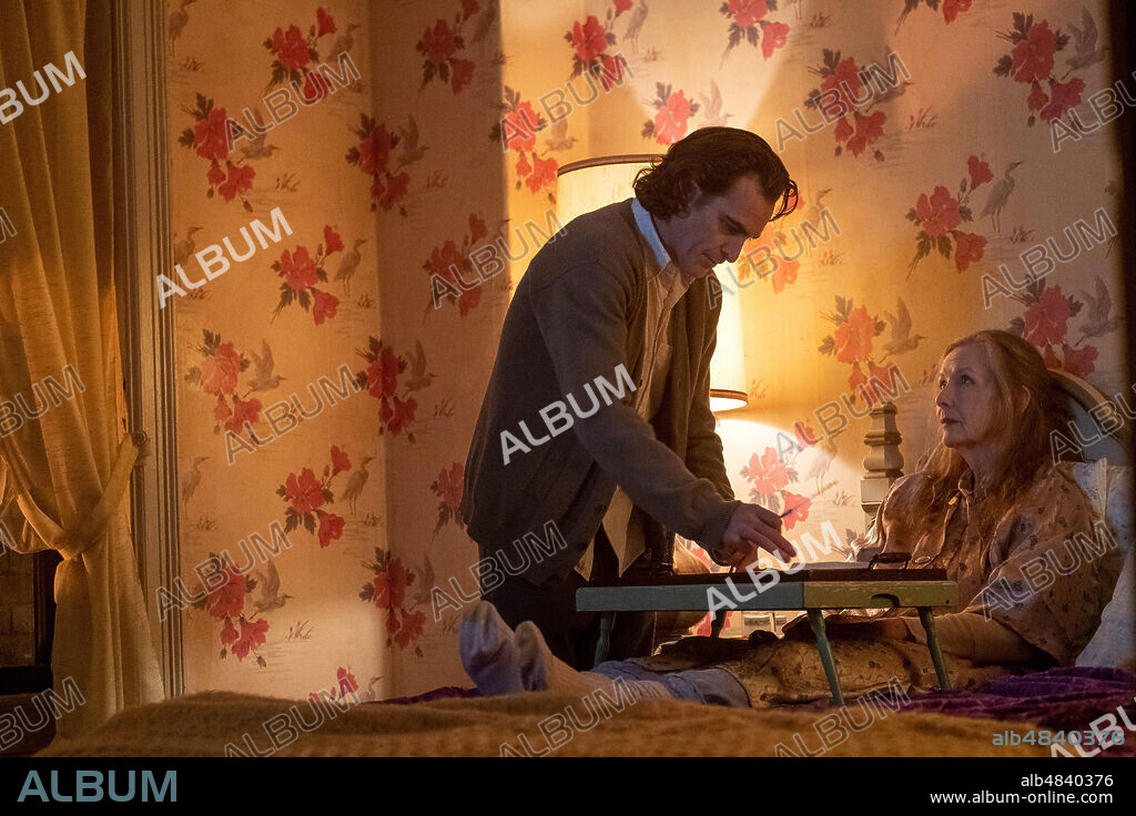 FRANCES CONROY et JOAQUIN PHOENIX dans JOKER, 2019, réalisé par TODD PHILLIPS. Copyright DC COMICS/DC ENTERTAINMENT.