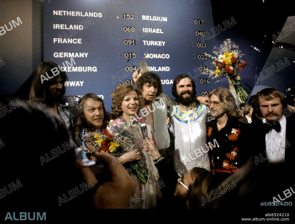 STOCKHOLM 1975-03-22. The Dutch pop group Teach-In. From left: Chris de Wolde, John Gaasbeek, Getty Kaspers, Koos Versteeg, Ard Weenink and Rudi Nijhuis celebrates their victory in the Eurovision Song Contest with the song "Ding-a-dong" in Stockholm, Sweden, March 22 1975.. Photo: Olle Lindeborg / SCANPIX SWEDEN / Code: 190.