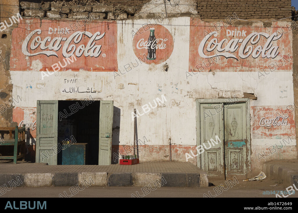 Fachada de un edificio, con la PUBLICIDAD de la multinacional norteamericana COCA-COLA. Luxor. Egipto. Norte de Africa.