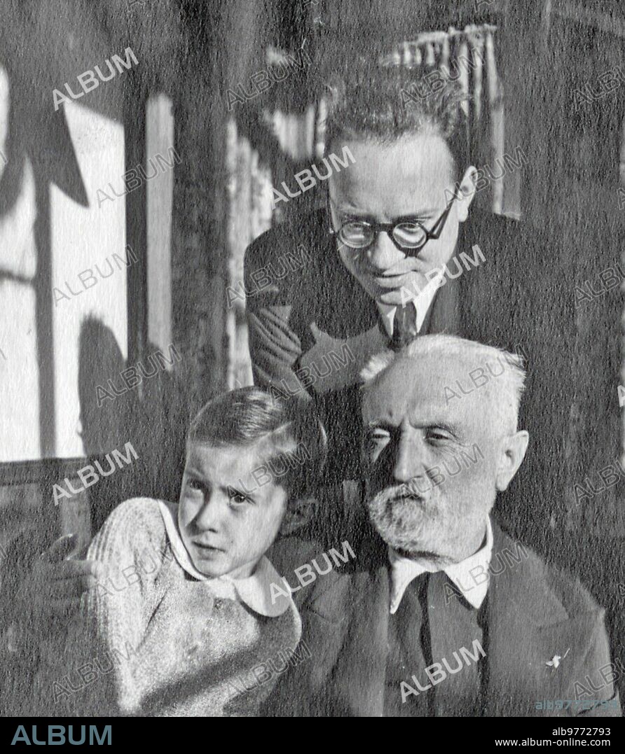 1930. Unamuno con su hijo Politico Jose Maria Quiroga Pla y su nieto Miguel.