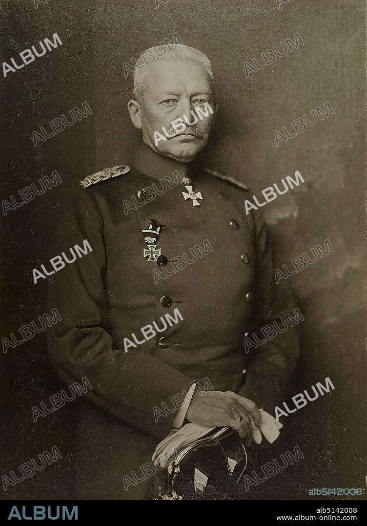 Nicola Perscheid, Reinhard Freiherr von Scheffer-Boyadel, Staatliche Landesbildstelle Hamburg, collection on the history of photography, paper, pigment print, image size: height: 22.50 cm; width: 16.50 cm, dry stamp: recto and right. NICOLA PERSCHEID, stamp: verso on the box: portrait photography, studio photography/studio photography, half-length portrait, en face (frontal view), commander-in-chief, general, marshal, uniforms (military), Reinhard von Scheffer-Boyadel.