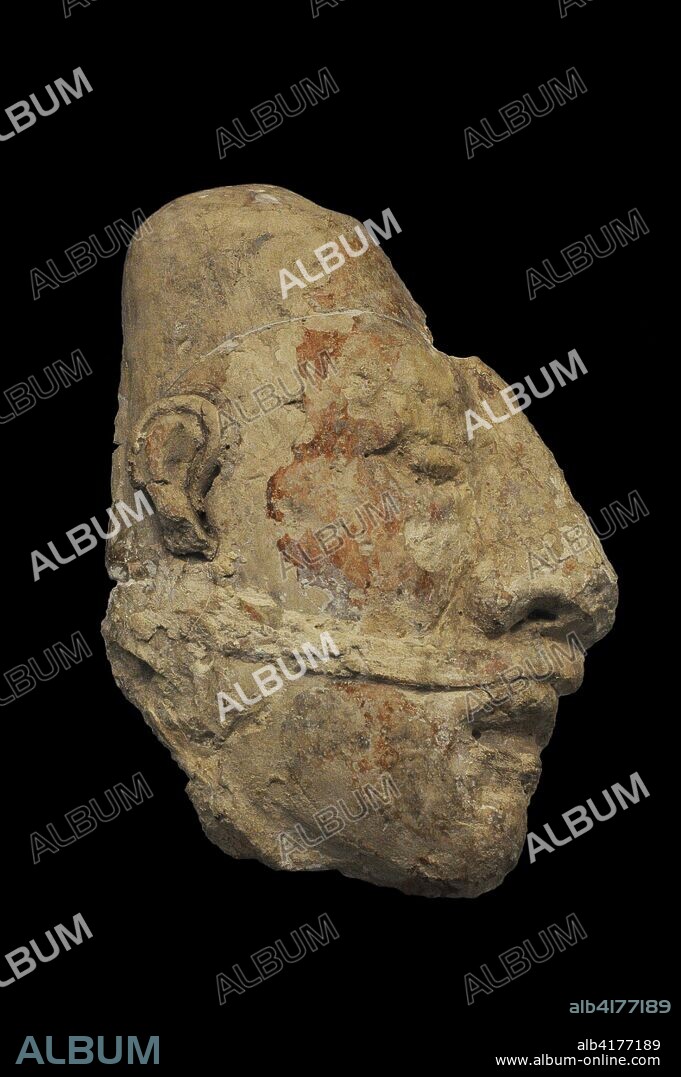 Cabeza antropomorfa. Cabeza del sacrificado, dibujada en la lámina VIII de la Memoria de Excavación. Recogida en 1787 por el capitán Antonio del Río en Palenque (Chiapas, México). Cultura Maya. Clásico Tardío (600-900 d. C.). México. Estuco. Museo de América. Madrid. España.