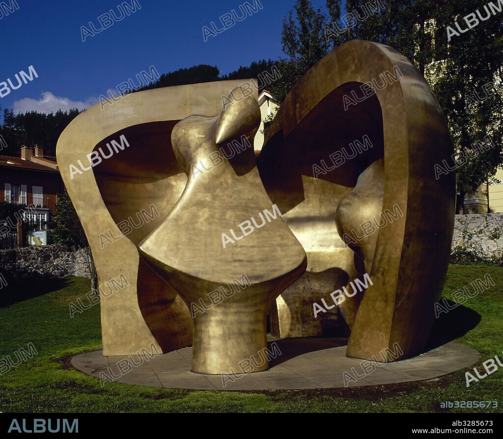 Henry Moore (Castleford, Reino Unido, 1898-Much Hadham, Reino Unido, 1986). GRAN FIGURA EN UN REFUGIO. Escultura en bronce inaugurada en 1990 en el Parque de los Pueblos de Europa. Simboliza el símbolo de Gernika como Ciudad de la Paz. Gernika (Guernica). Provincia de Vizcaya. País Vasco.