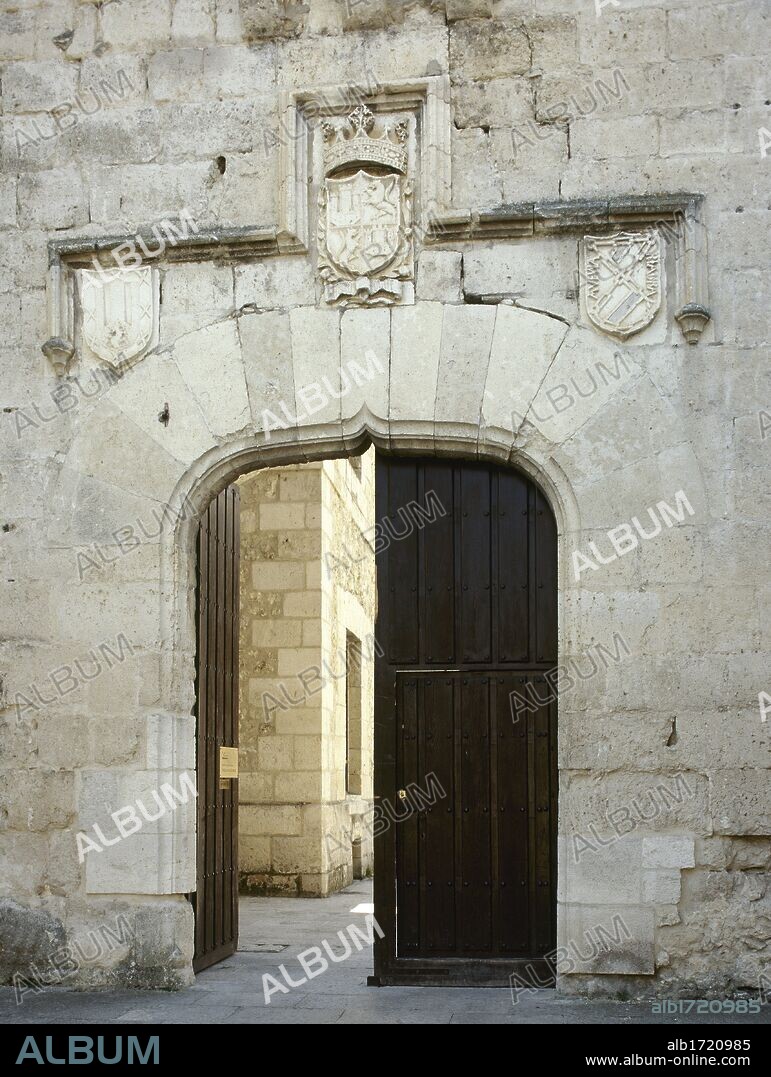 CASTILLA-LEON. CUELLAR. Vista de una de las PUERTAS DE ACCESO al CASTILLO, construido en el s. XV por don Beltrán de la Cueva (m.1492), duque de Alburquerque y favorito del rey Enrique IV. Fue reformado entre los siglos XVI y XVIII. Es de planta cuadrangular y posee torres circulares y una torre defensiva cuadrada. Provincia de Segovia. España.