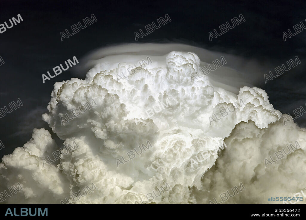 Cumulus Congestus cloud with pileus.