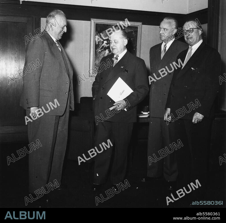 Benn, Gottfried Dichter, 1886-1956. Berlin, 30. Januar 1953: Gottfried Benn erhält das Verdienstkreuz des Verdienstordens der Bundesrepublik Deutschland. Der Senator für Volksbildung, J. Tiburtius, bei der Übergabe. Foto.