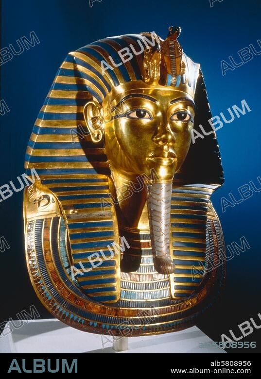 Tut-anch-Amun; ägypt. König der 18. Dynastie; um 1346 - 1337 v. Chr. Goldmaske aus dem inneren Sarg (Tutanch-Amun mit Kopftuch, Zeremonialbart und den Wappentieren Geier u. Kobra). Gold, Halbedelsteine, Glas, Höhe 54 cm, Breite 39,5 cm. Aus dem Grabschatz Tut-anch-Amuns, Fundnummer 256 A. JE 60672. Kairo, Ägyptisches Museum.