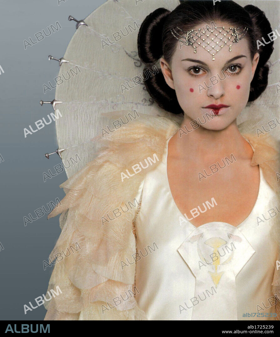 NATALIE PORTMAN in STAR WARS: EPISODE I-THE PHANTOM MENACE, 1999, directed by GEORGE LUCAS. Copyright LUCAS FILM LTD & TM.