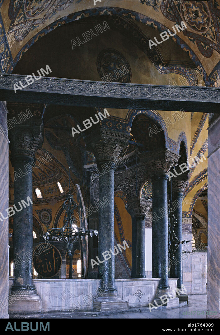 Haghia Sofia Basilica, by Isidore of Miletus known as Isidore of Miletus the Older, 532-537 ante, 6th Century,. Turkey, Istanbul, Istanbul, Hagia Sofia Basilica. Detail. Entrance to the south Gynaeceum partial view of the south west exedra in the gallery columns tribune arches marble panels, photo 2009.