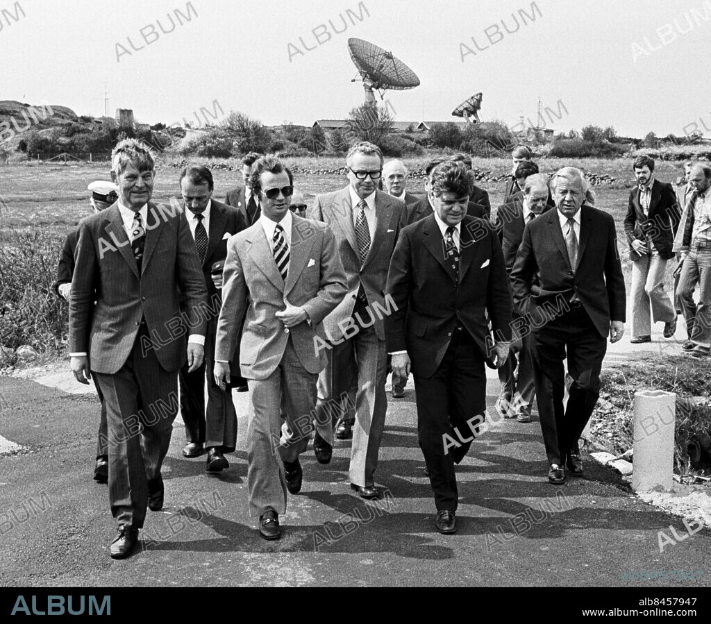 Göteborg - Kungsbacka - Råö - Onsala 1976-05-21. Kung Carl XVI Gustaf inviger parabol på Råöobservatoriet.. Med på bilderna bl.a. landshövding Erik Huss , Victor Hasselblad, 1:e hovmarskalk Björn von der Esch , rektorn på Chalmers Sven Olving , landshövdingen i Halland förre moderatledaren Yngve Holmberg.. Foto: Kamerareportage. *** Local Caption *** The Swedish Royal Family. KAMERAREPORTAGE.