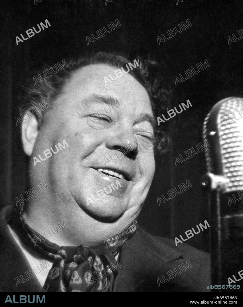 Orig. bildtext... Edvard Persson gäst i Waldimirs lördags potp. Anm. E Persson, 1888-1957, skådespelare och sångare Leenden Scarvesar Skarfar Skrattar Blundar Publ i RiR 3/63,46/65,48/73,21/74,52/75,25/79,29/90,49/91 CD459 persons: EDVARD PERSSON sites: SVERIGE.