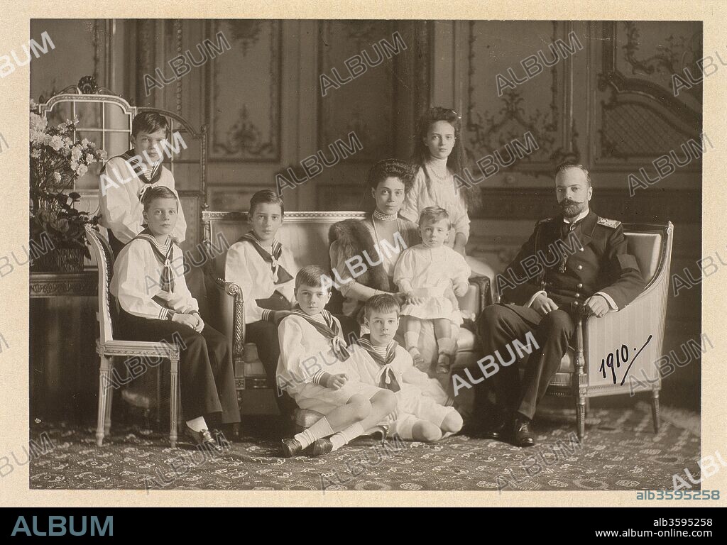 ANÓNIMO. Grand Duchess Xenia Alexandrovna (1875-1960) with her husband Grand Duke Alexander Mikhailovich (1866-1933) and their children.