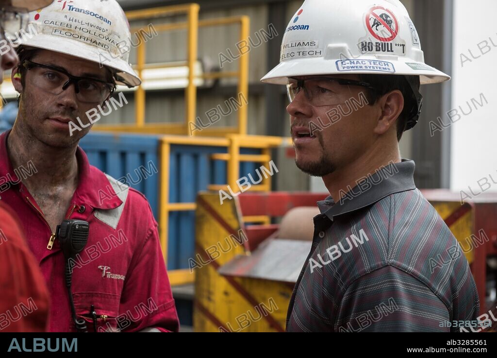 DYLAN O'BRIEN and MARK WAHLBERG in DEEPWATER HORIZON, 2016, directed by PETER BERG. Copyright DI BONVENTURA PICTURES/IMAGENATION ABU DHABI FZ/LIONSGATE.