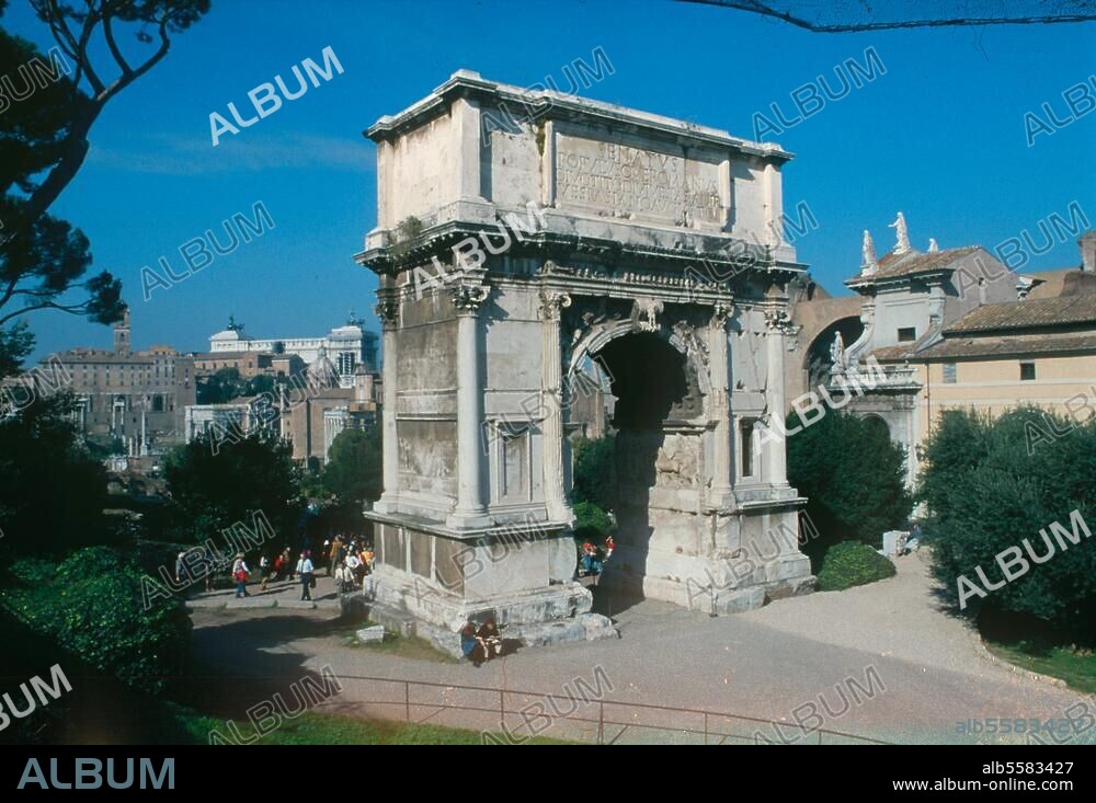 Rom (Italien), Titusbogen. (Triumphbogen auf dem Forum Romanum, 81 n. Chr. zu Ehren des Sieges von Titus über die Juden, 70 n. Chr., errichtet). Gesamtansicht der Ost- und Südseite. Foto, 1996.