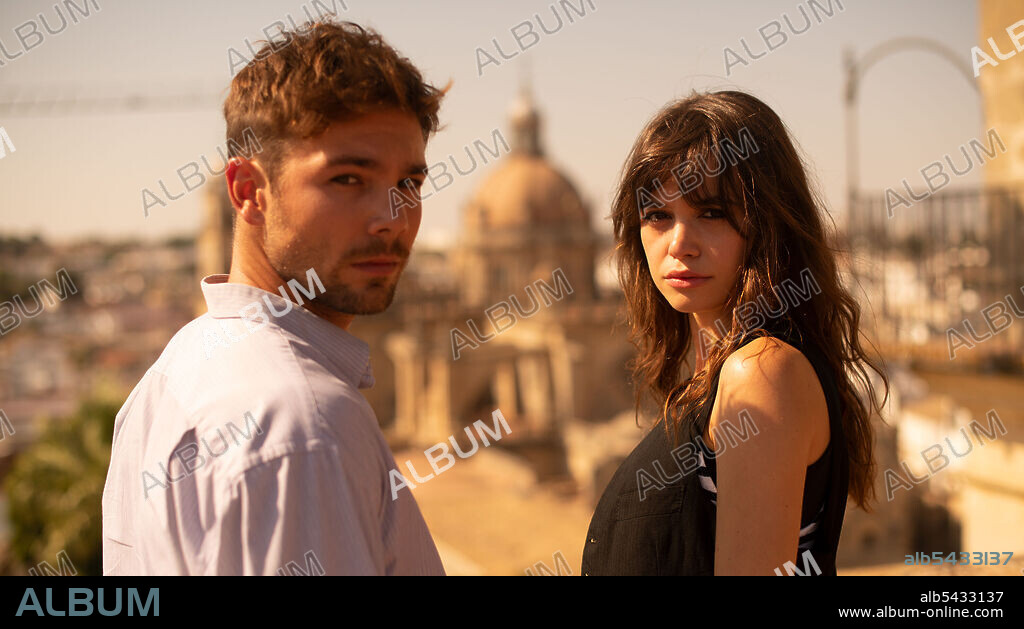 CARLOS CUEVAS y Guiomar Puerta en EL VERANO QUE VIVIMOS, 2020, dirigida por CARLOS SEDES. Copyright 4 CATS PICTURES/ATRESMEDIA CINE/BAMBU PRPDUCCIONES/CLAQUETA,.