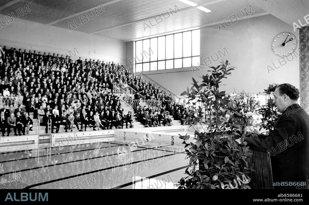 Fastighetsnämndens ordförande Eric Svenning i talarstolen vid invigningen av Simhallsbadet i Malmö 1956. (c) Ernst Henriksson / Sydsvenskan / IBL.