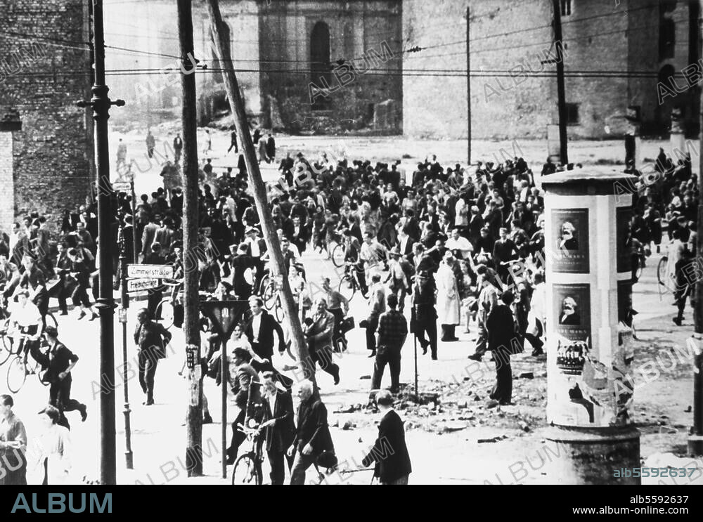 Berlin (Germany), uprising, 17.6.1953 in East Berlin. Berlin, Friedrichstrasse, corner Zimmerstrasse: demonstrators flee to the American sector of Berlin as Soviet tanks approach. Photo.