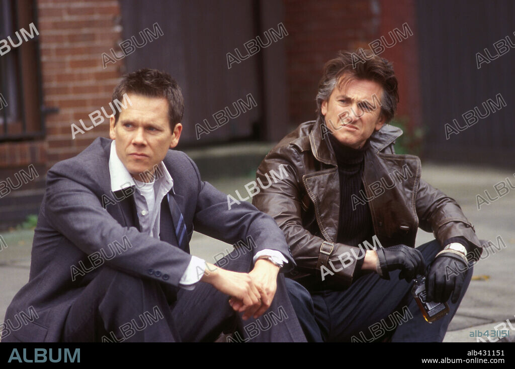 KEVIN BACON und SEAN PENN in MYSTIC RIVER, 2003, unter der Regie von CLINT EASTWOOD. Copyright WARNER BROS.