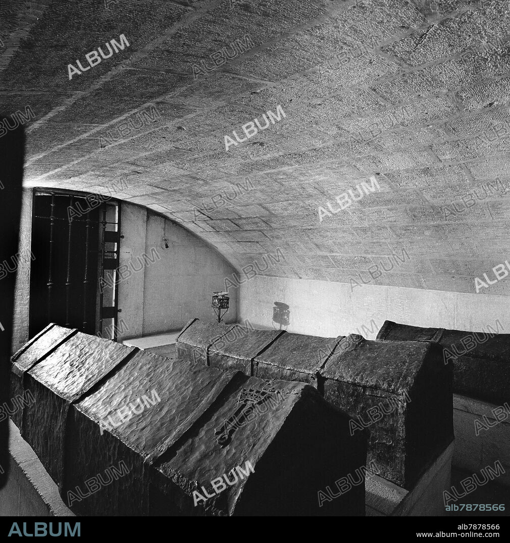 CRIPTA CON LOS FERETROS DE LOS REYES CATOLICOS, JUANA LA LOCA, FELIPE EL HERMOSO Y EL INFANTE DON MIGUEL - FOTOGRAFIA EN BLANCO Y NEGRO.