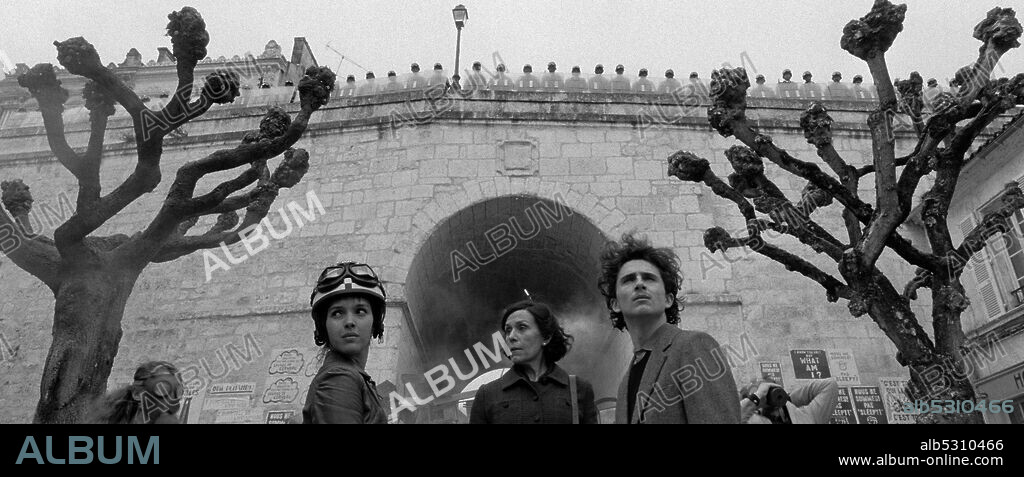 FRANCES McDORMAND, LINA KHOUDRI and TIMOTHEE CHALAMET in THE FRENCH DISPATCH, 2021, directed by WES ANDERSON. Copyright AMERICAN EMPIRICAL PICTURES/INDIAN PAINTBRUSH/STUDIO BABELSB.
