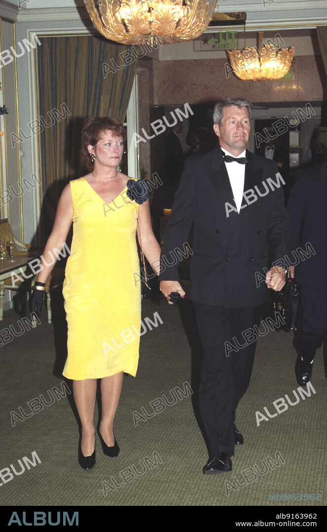 Oslo 1996-06-28. Prime Minister Thorbjørn Jagland with his wife Hanne Grotjord on her way to dinner hand in hand at the Grand Hotel during the State Visit by Chinese President Jiang Zemin. Yellow dress. Photo: Terje Bendiksby NTB / NTB.