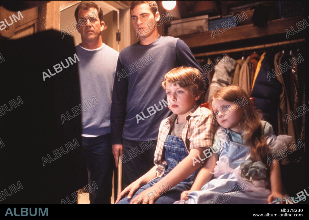 ABIGAIL BRESLIN, JOAQUIN PHOENIX, MEL GIBSON y RORY CULKIN en SEÑALES, 2002 (SIGNS), dirigida por M. NIGHT SHYAMALAN. Copyright TOUCHSTONE PICTURES / MASI, FRANK.