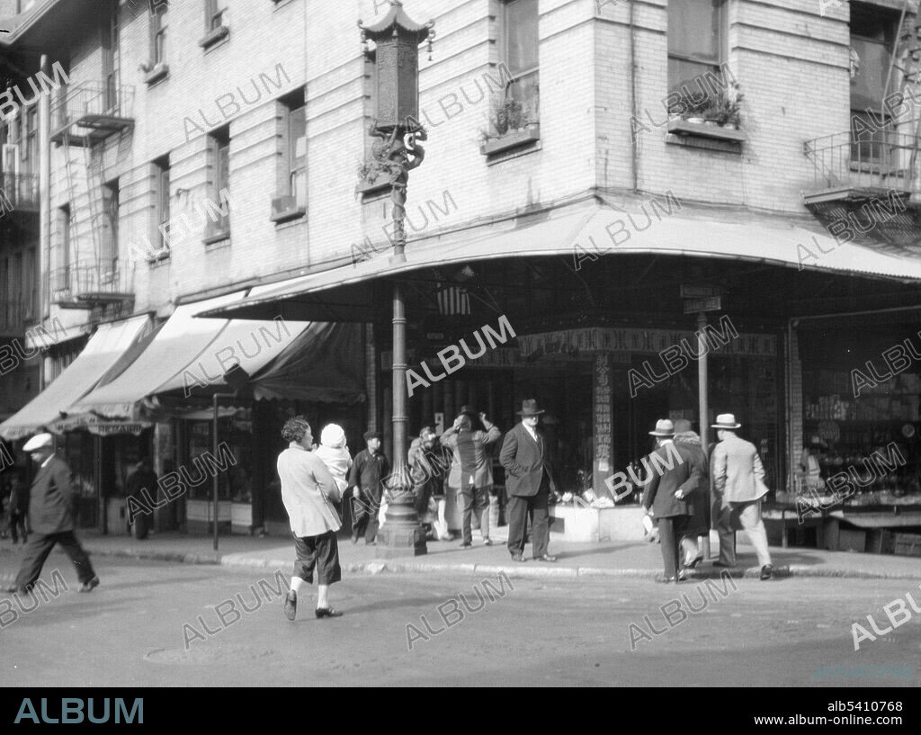 A street corner in Chinatown, San Francisco, between 1920 and 1930. Arnold Genthe (1869-1942), photographer.