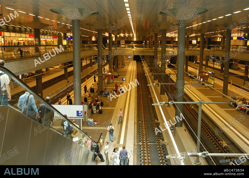 Berlin Central Station. 1995-2006. Built by Meinhard von Gerkan (n.1935). Interior. Germany.