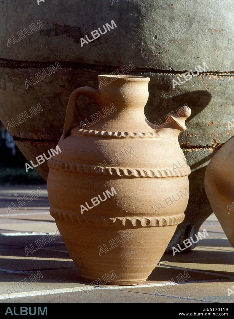 CANTARO DE VINO CUELLO ALTO Y UN ASA - DECORACION RIZADA - ARTE POPULAR.