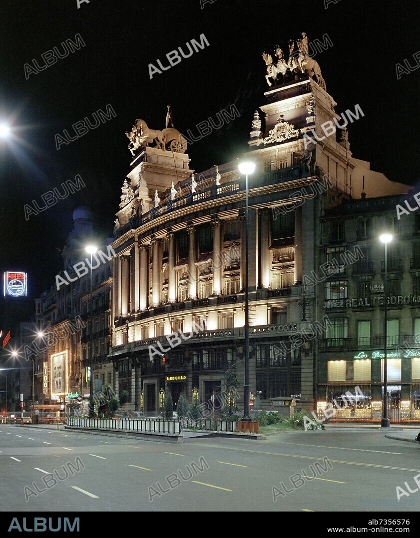 RICARDO BASTIDA Y BILBAO (1879-1953). EDIFICIO BANCO DE BILBAO EN MADRID (1920/23) CALLE ALCALA 16 - HOY SEDE CONSEJERIA DE MEDIO AMBIENTE DE LA COMUNIDAD DE MADRID- FOTO NOCTURNA AÑOS 60.