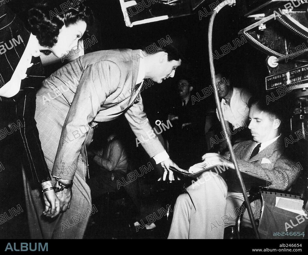 CARY GRANT, HOWARD HAWKS and ROSALIND RUSSELL in HIS GIRL FRIDAY, 1940, directed by HOWARD HAWKS. Copyright COLUMBIA PICTURES.